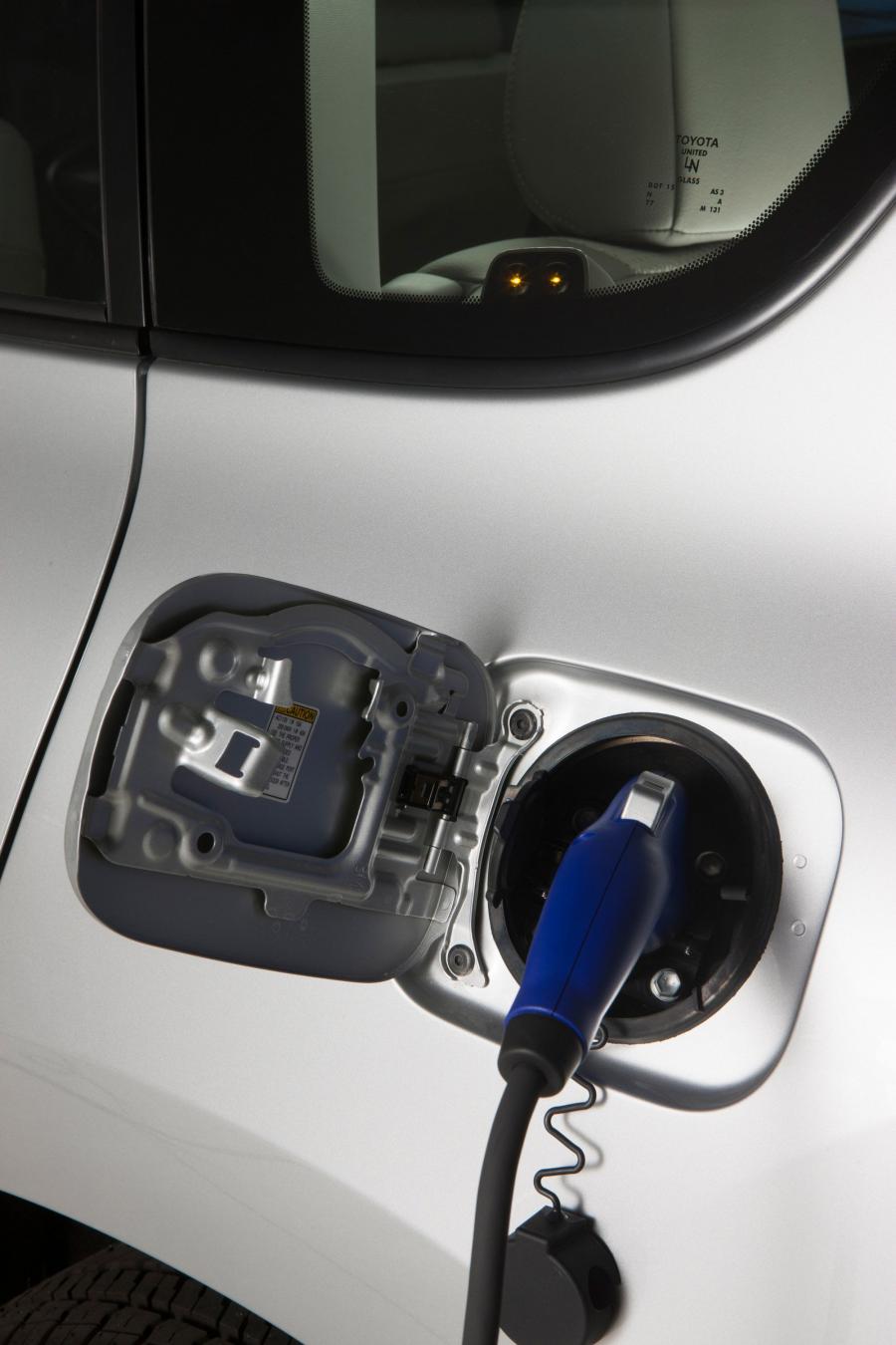  Toyota RAV4 EV 2012 года  (фото 38 из 107)